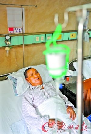 图：女子身负巨大肿瘤23年切除后大腿取皮