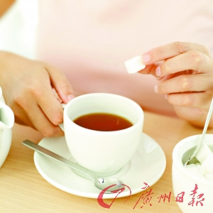 夏季消暑应以热制热：洗热水澡、喝热茶更有效