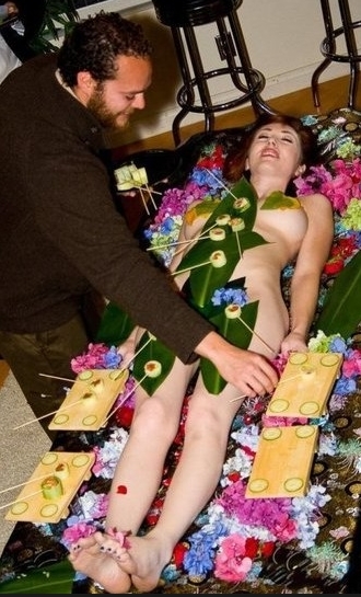 探秘日本女体盛：处女才能激发食欲