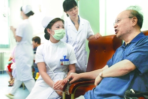 调查称社区护士一半时间搞宣教 工作时间超10小时