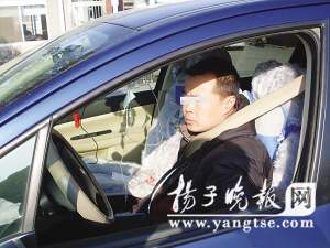 司机边超速开车边打吊针被交警拦下
