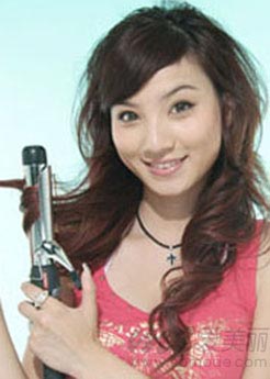 做妩媚女人束起长发戴花朵