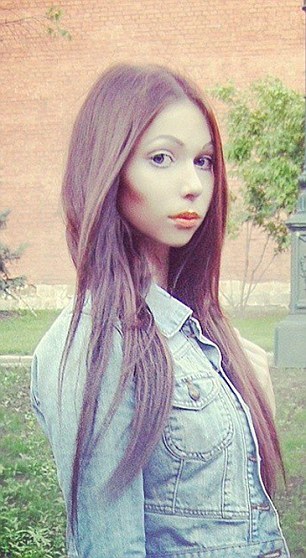 俄罗斯一婚礼上夫妇均穿婚纱 丈夫是阴阳人