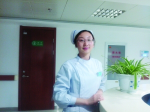 老人昏倒无人救女护士不顾劝阻救人 称是职业病