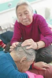 给老妈妈挽个发髻本组图片 李洪亮 摄