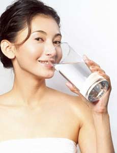 健康指南：六步喝水法养出漂亮肌肤