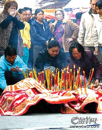 情侣结婚前被烧死 家属质疑消防抢救程序