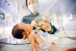 女婴出生体重仅1000克经10余天救治存活