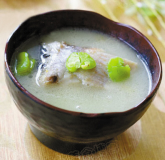蚕豆鲫鱼奶白煲