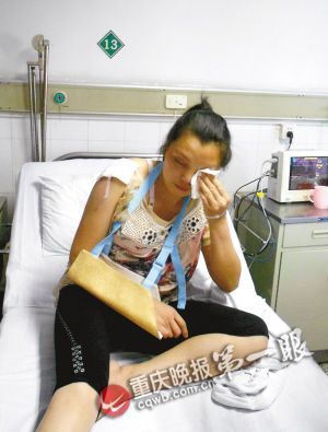 母亲推开女儿躲避掉落木板自己被砸伤