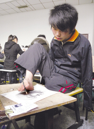男生失去双臂左腿将用右脚作画参加艺考