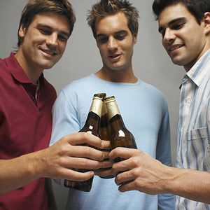 喝酒不伤身九秘诀：酒温热后再喝减少有害成分