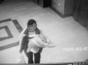 医院探头拍下女子弃婴全过程