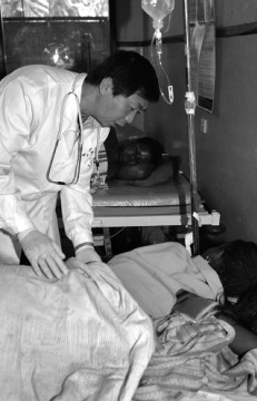 中国医疗队医生在马拉维诊治病人
