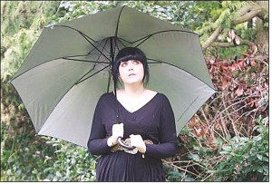 英国女生患怪病一滴雨水也可致命