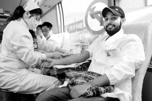 留学生捋袖来献血