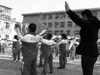 母亲辞职陪自闭症儿子上学 与其坐同桌