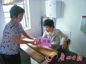 脑瘫女子在木格子中生活16年续：已找到托养机构
