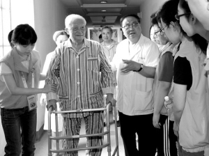 “医后代”医院里当志愿者