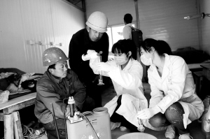 志愿者为农民工宿舍消毒
