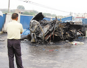 104国道两车相撞爆炸 市民冒险救伤者