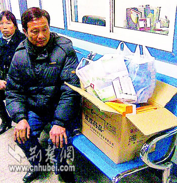 男子看胃病医院开12公斤药