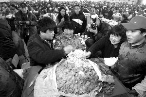 村民举办千人饺子宴 分享重60斤巨型饺子