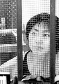 女逃犯整容逃亡十年探视狱中丈夫露马脚被抓