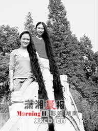 两名少女在公园里展示2米秀发