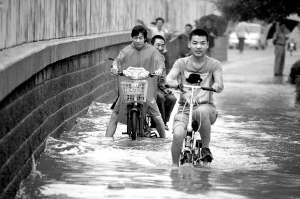 京降大雨道路难行