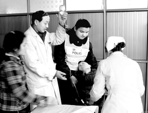 警医联手救民工患者