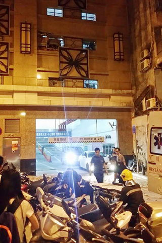 飞泻砖石击破路过男生头 司机亦心脏病不适同送院 男子疑踏错汽车油门撞塌墙
