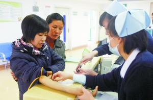 奶奶为救患肾衰竭孙女当街下跪乞讨