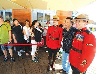 加拿大骑警被拍照10万次 闪光灯已损伤眼睛