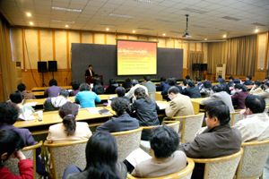 我校召开理论中心组扩大会交流学习十七届四中全会精神心得体会