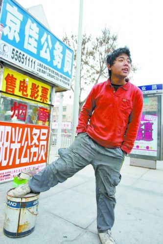 男子装残疾人乞讨称很自由：工作给八千也不干