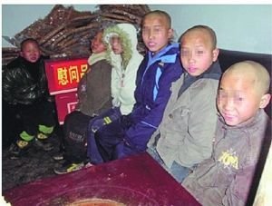 贵州5名闷死儿童生前岁月：在家只能吃稀饭盐巴