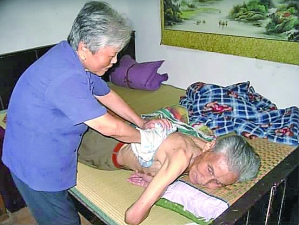 妻子60年来坚持给多病丈夫搓背
