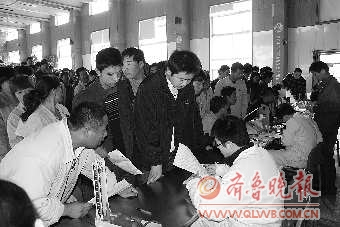 孕妇病危急需用血四百工友排队救命 献血12万毫升