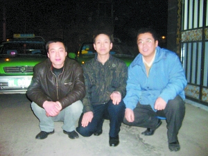 孕妇凌晨路边分娩 31辆出租车围护现场