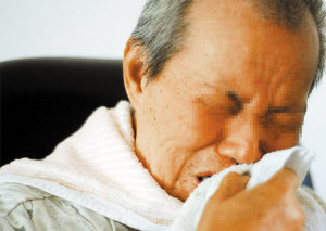 中风老医生遭男保姆虐待打掉牙图