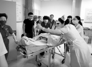 抢救自燃公交车受伤人员