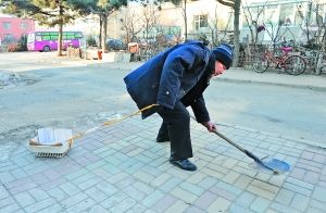 老人义务清理宠物粪便6年常被嘲笑