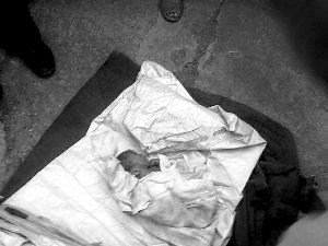 新生男婴被遗弃垃圾桶内 送医后不治身亡