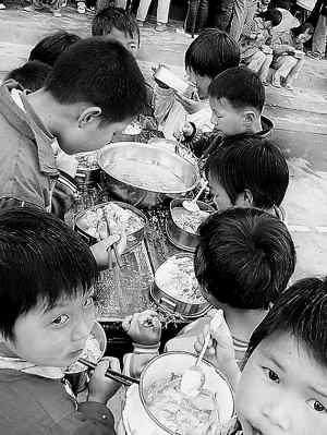 贫困学生营养摄入不足 纳入公共政策是解决根本
