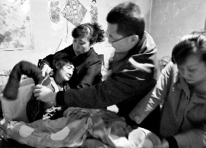 老人无管护单位认可送医 救护车守3小时返回