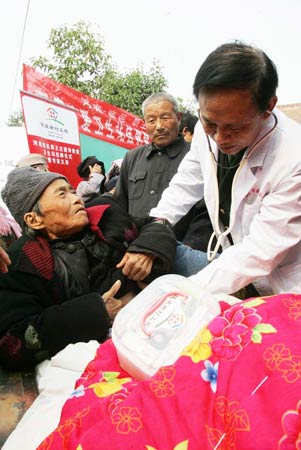 国寿博爱卫生站为民服务