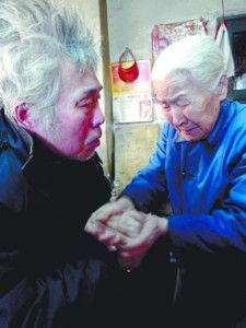80岁母亲搀儿子看病在雪中走5小时