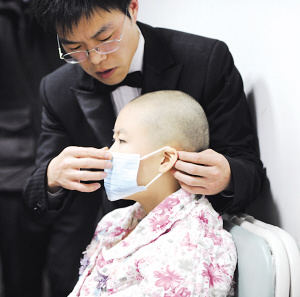 患白血病女孩病房内与未婚夫拍婚纱照