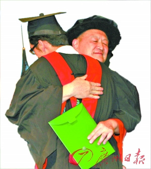 母亲11年抗击3种癌症 每天与儿子通话雷打不动